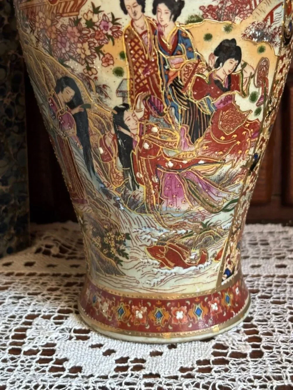 Large Satsuma Style Moriage Vase | Hand Painted Asian Court Scene Geisha | Chino - Picture 13 of 16